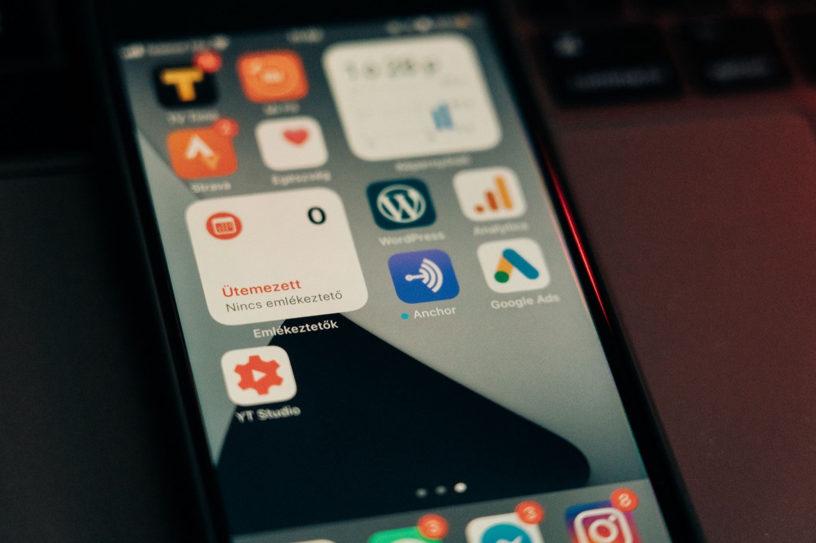 Nahaufnahme eines Smartphone-Bildschirms mit verschiedenen App-Symbolen und Benachrichtigungen.